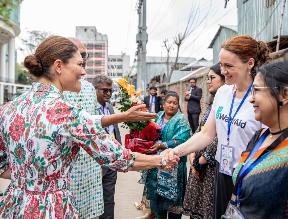 Kronprinsessan Victoria hälsar på Anna Nilsdotter, generalsekreterare WaterAid Sverige, vid ett besök på ett av WaterAids projekt i Dhaka i Bangladesh. 