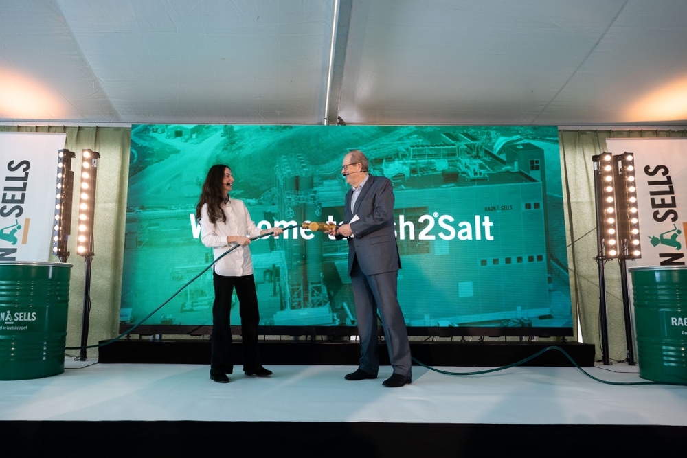 Climate and Environment Minister Romina Pourmokhtari and Erik Sellberg, chairman of the board and owner representative of Ragn-Sells, symbolically connected contacts during the inauguration ceremony