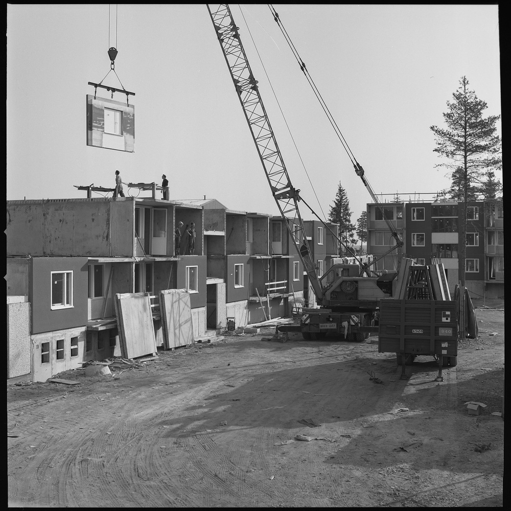 Sune Sundahl. Installation av stora betongelement i bostadshus, 1967–1968. Foto ArkDes samlingar
