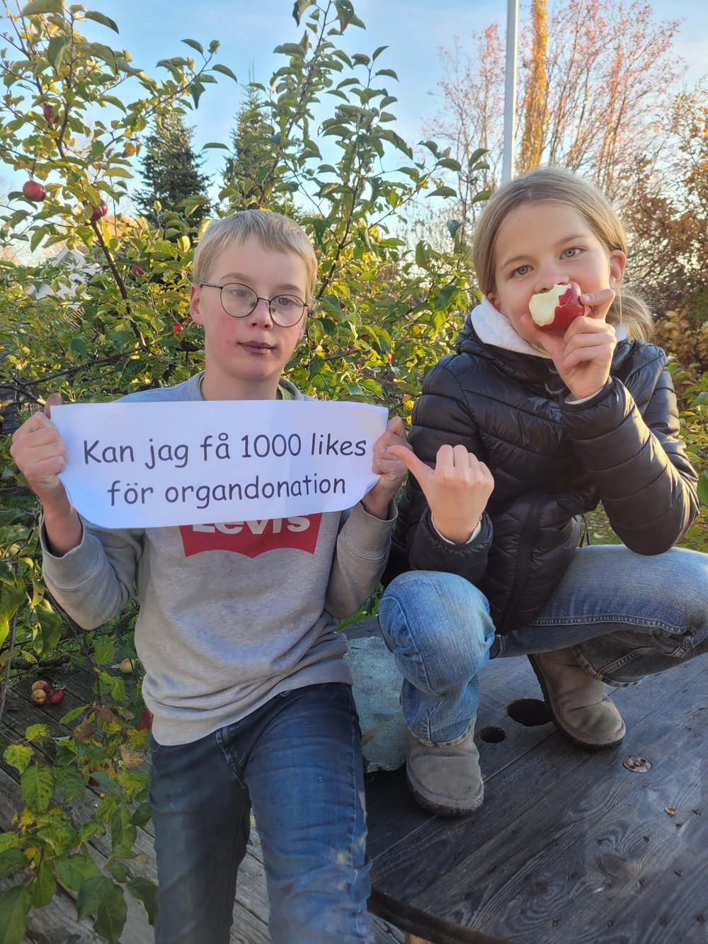 Malte Sjöblom håller en skylt där det står "Får jag 1000 likes för organdonation"