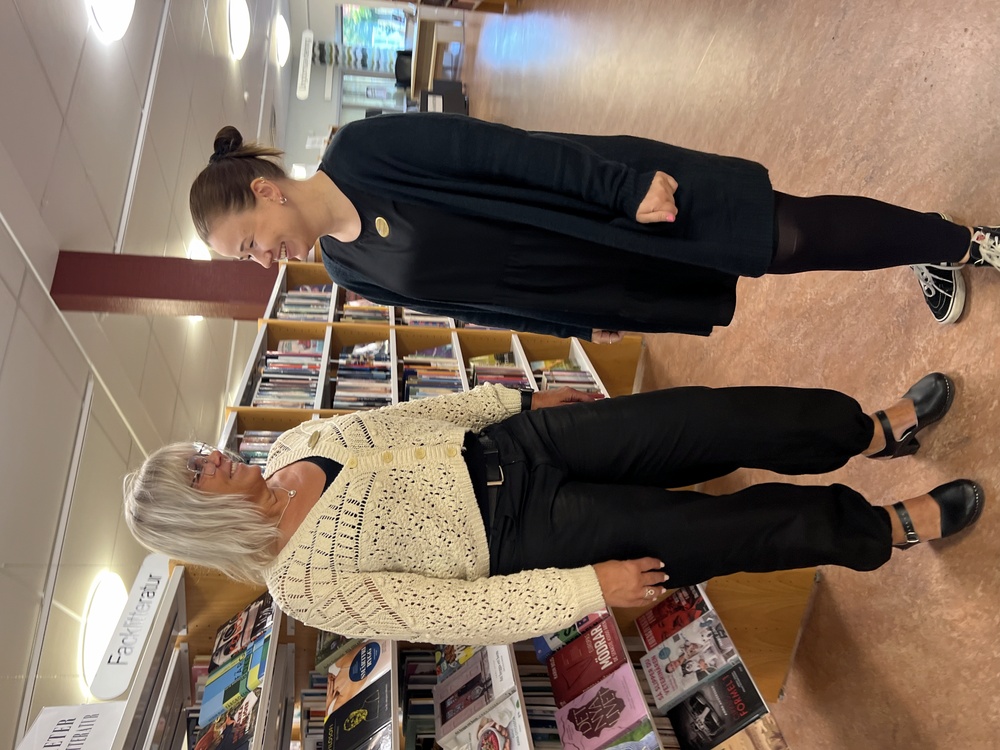 Anette Johansson och Mathilda Björkdahl på biblioteket i Nossebro.