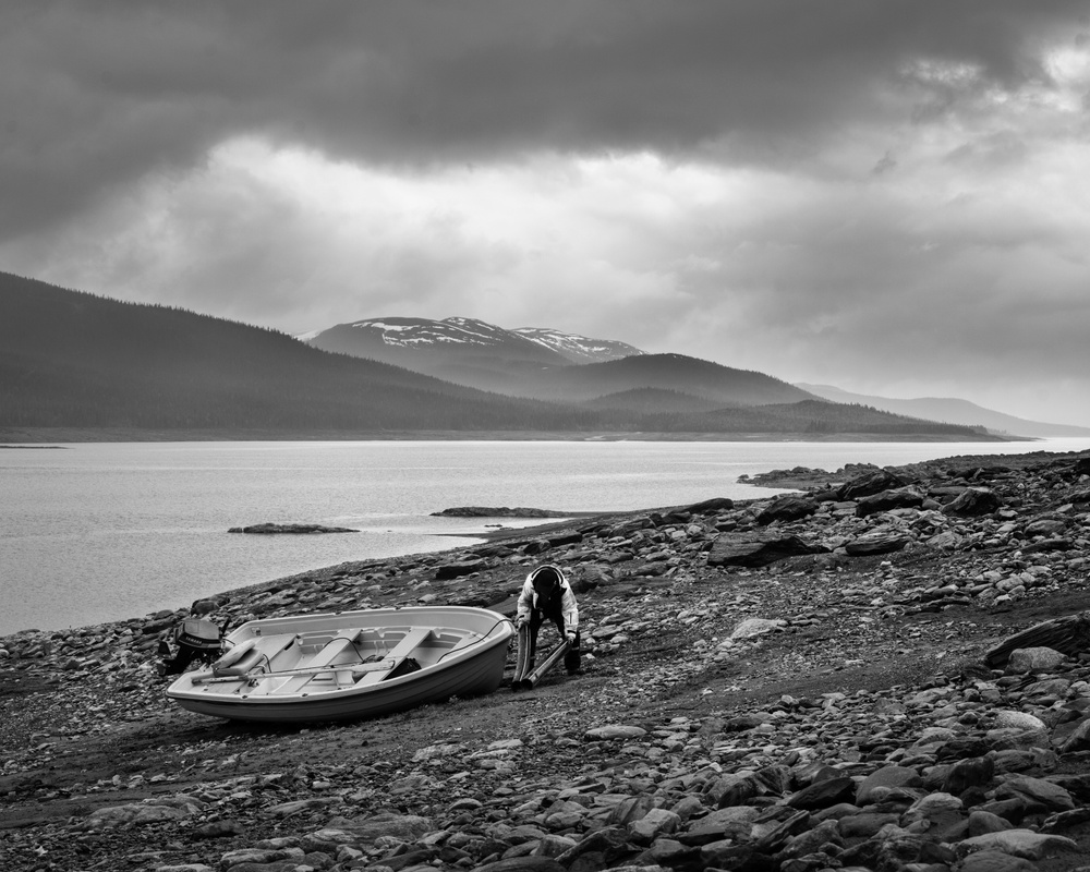 Mikael Sandberg är på väg ut för att fiska i Gardiken, ett av Umeälvens vattenmagasin.
