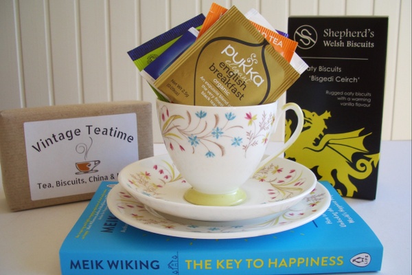 The Classic Vintage Teatime Box - Eat, Drink, Read & Keep Photo 1
