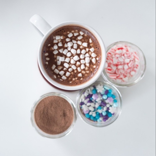 November 2018: Layered Hot Chocolate + Chalk Painted Mason Jars & Mugs