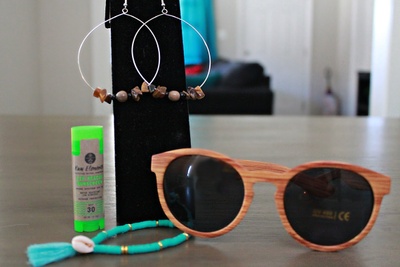 Sundance Box Summer Gift Special: Embrace the sun with stylish sunglasses, earrings and bracelet, protect your lips with sunscreen SPF 15