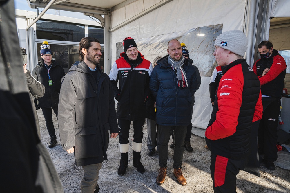 First stop for Prince Carl Philip was at Toyota where he met Kalle Rovanperä. Foto: Benjamin Aleksander Ward/McKlein. 