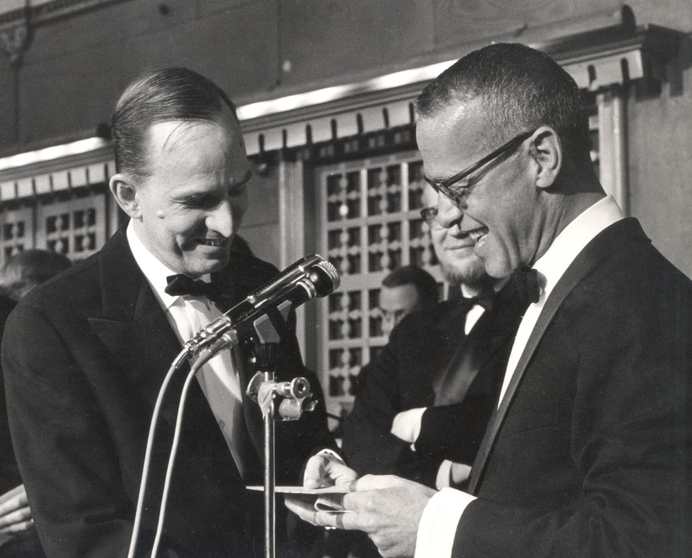 Harry Schein och Ingmar Bergman på första Guldbaggegalan i Vinterträdgården på Grand Hôtel 1964. Foto: Arkivbild, Svenska Filminstitutet.