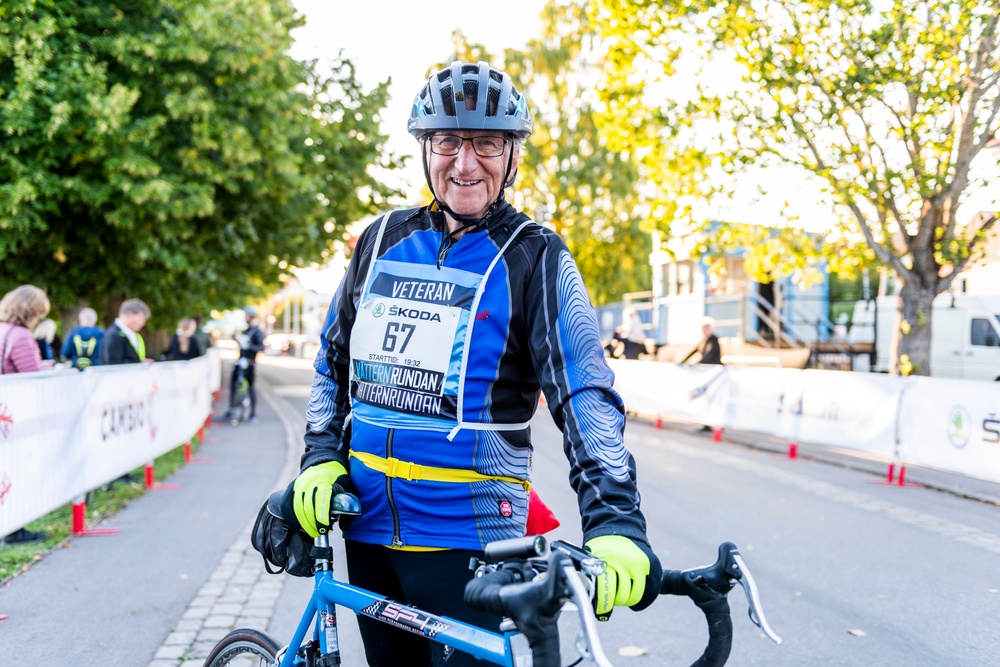 Våren 2020 var Gösta Andersson, 82, nära att dö i covid. På lördagen rullade han i mål i Motala efter att ha genomfört Vätternrundan - 31,5 mil på cykel runt Vättern.