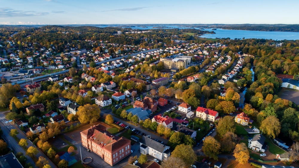 Alingsås stadskärna från ovan med  byggnader och sjö