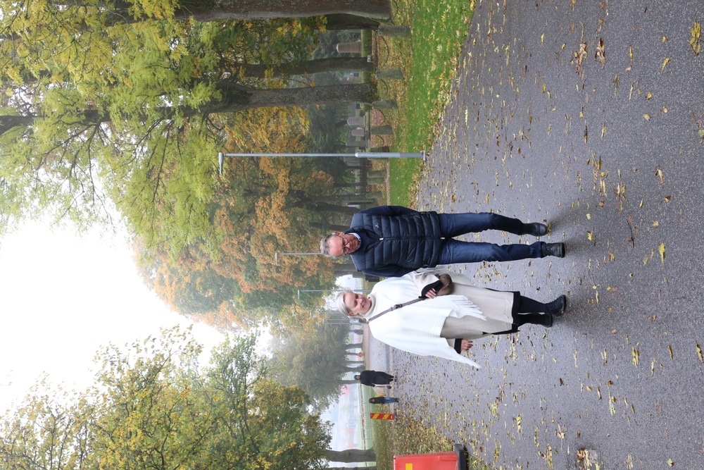 Ylva Petterson och Sture Nilsson på den omgjorda delen av Skolgatan