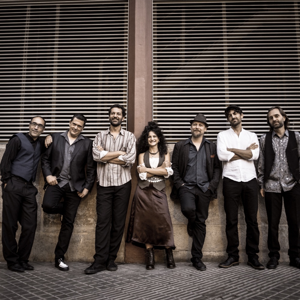 Musik som går rakt in i hjärtat utan knep. Barcelona Gipsy balKan Orchestra är en internationell ensemble från Barcelona som gör genuina omtolkningar av traditionell musik från Balkan, Mellanöstern och södra Europa.
