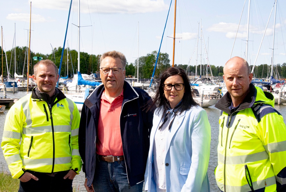 Projektledare Sektor samhälle Ronnie Hollsten, Hamnföreningens ordförande Anders Kjellberg, Kommunstyrelsens ordförande Ulrika Gartman Blom och NCC projektchef Robert Svensson samlades för en gruppbild efter bandklippningen.