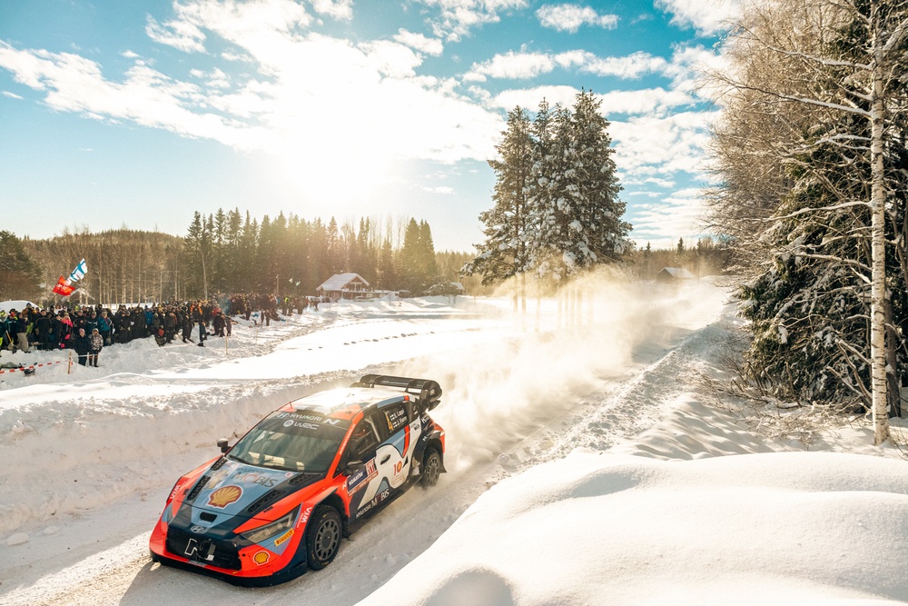 Esa-Pekka Lappi Secures Lead in Rally Sweden. Heading into Sunday's finale, the Hyundai driver holds a comfortable lead over Adrien Fourmaux and Elfyn Evans by over a minute. FOTO: ROBERT EKBLOM