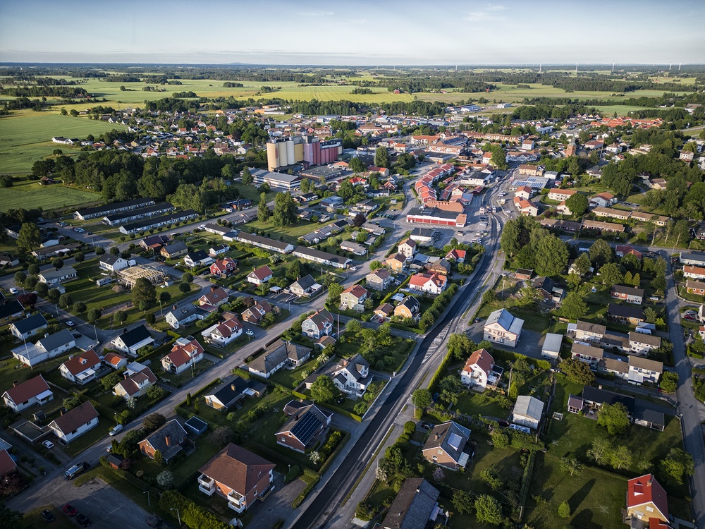 Drönarbild över Grästorps samhälle en sommardag. 