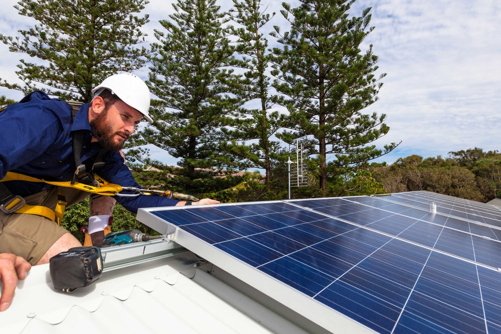 Man testar solcellsprestanda på en solcellsinstallation