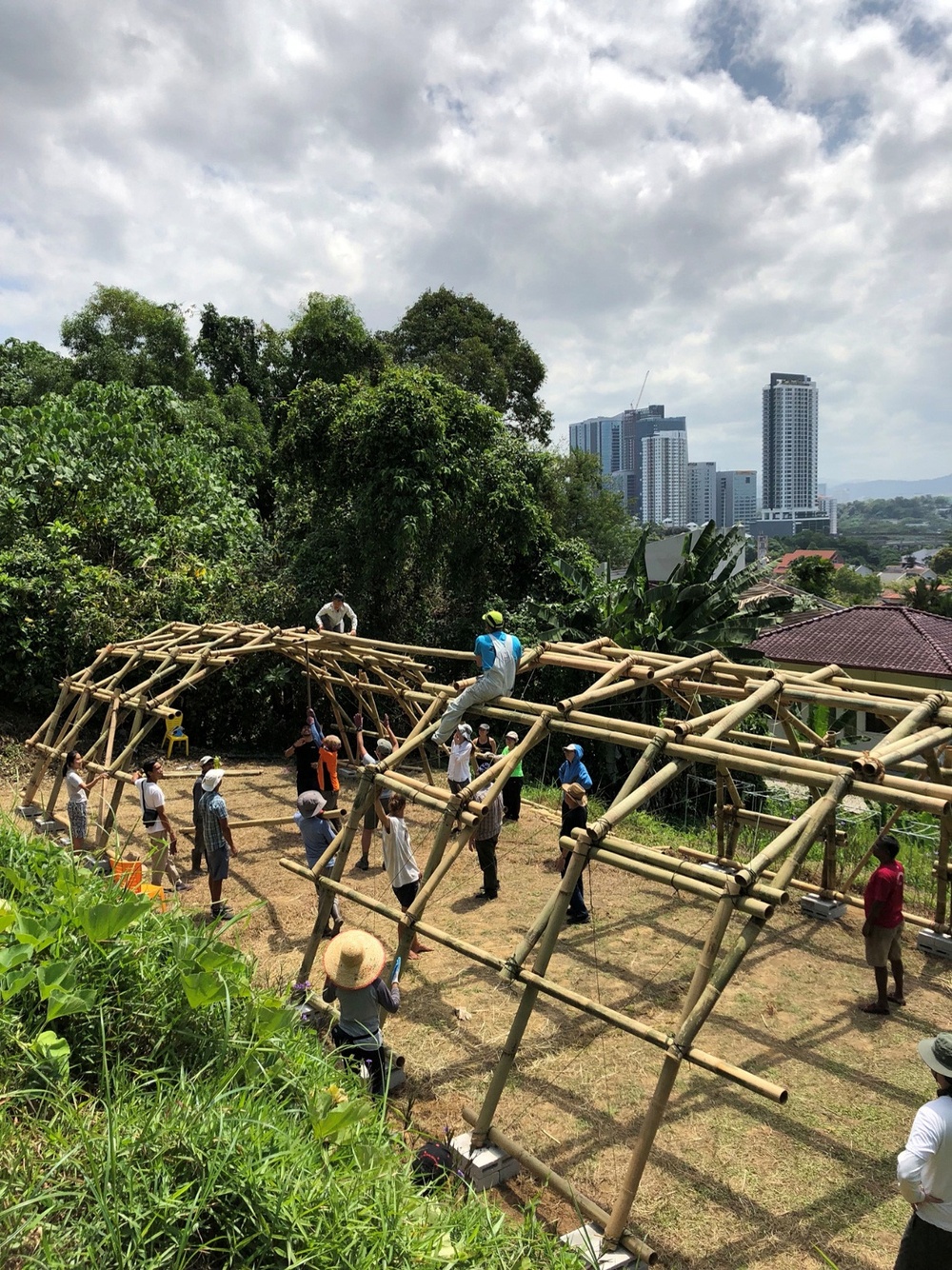 Building phase of the Kebun-Kebun Bangsar community garden, Kuala Lumpur, 2017 © Courtesy of Kebun-Kebun Bangsar
