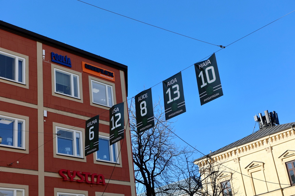 Hissade tröjor hänger just nu i Karlstad - en hyllning till framtida legendarer inom tjejhockeyn.