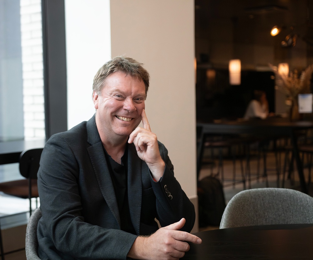 Peter Lindqvist som är VD på företaget Aridum sitter vid ett bord i restaurangen i Science Park Towers.