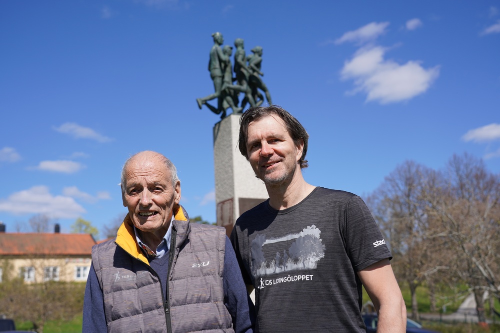 Lasse Dahlstedt och Krister Svensson framför Löparnas monument på Grönsta gärde.
