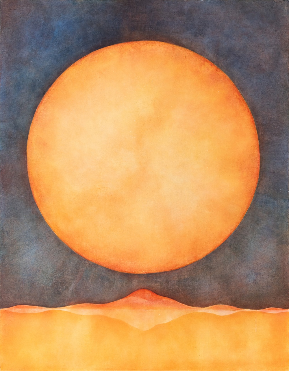 Målning stor solgul cirkel över orange landskap