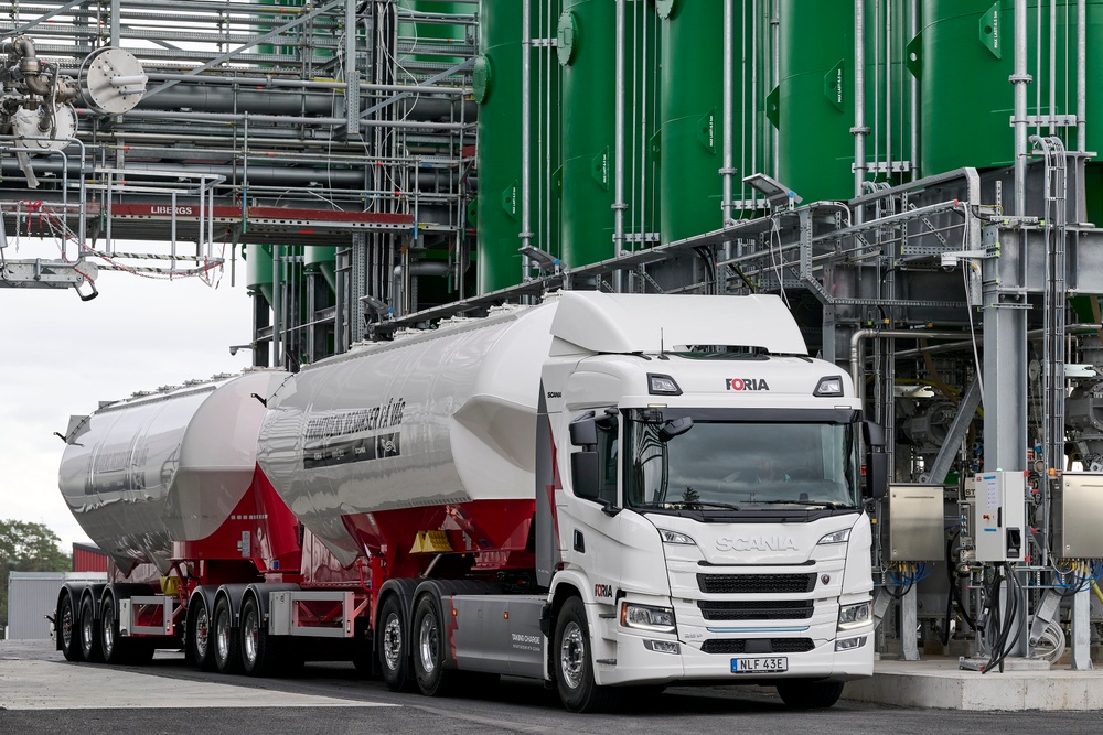 Ellastbilen, som är en av den första i sitt slag, klarar av att transportera upp till 64 ton och är ett samarbete mellan lastbilstillverkaren Scania, transport- och maskintjänstföretaget Foria och miljöföretaget Ragn-Sells.