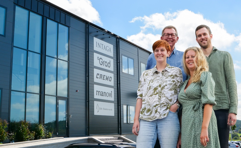 Främst Linnea Bengtsson, Victoria Lennartsson. Bakom dem Carl-Tore Bengtsson och Andreas Bengtsson. I Torpa finns det nya huvudkontoret, verkstäder och lager.