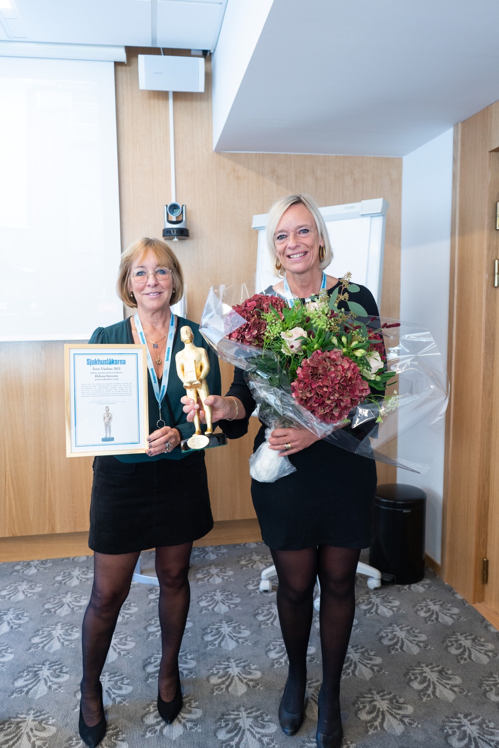 Karin Båtelson, ordförande för Sjukhusläkarna, delar ut utmärkelsen Årets visslare till överläkare Helena Strevens. Foto: Jannis Politidis