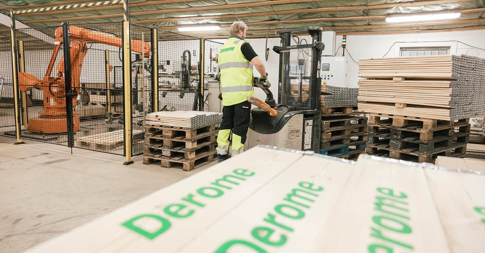 Emballagetillverkningen i Tranemo förvärvades av Derome 2022. Nu tar man nästa steg i utvecklingen för att kunna erbjuda hållbara pallkragar.