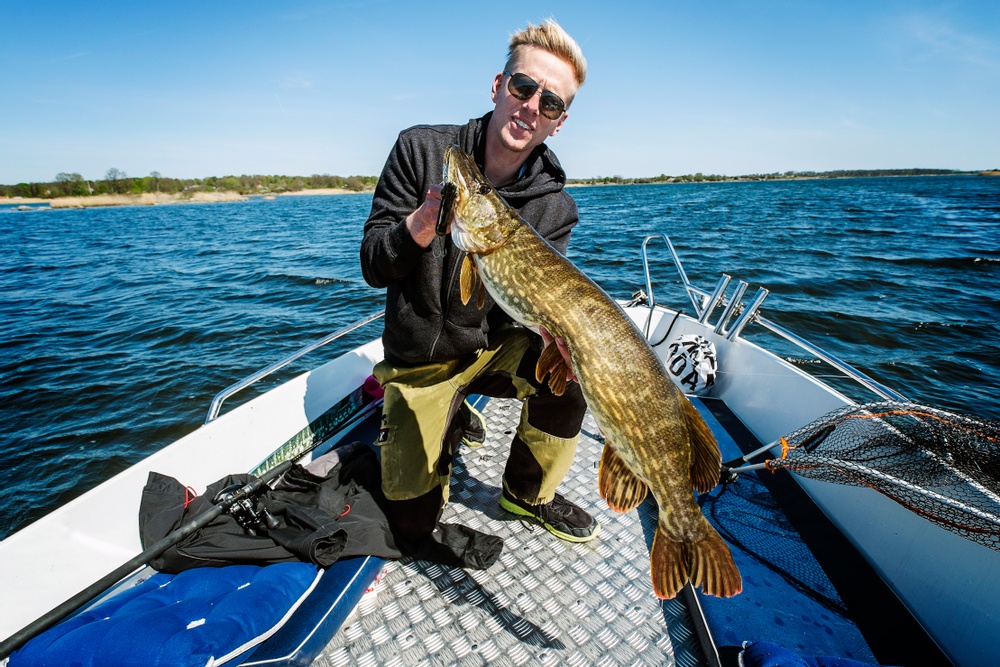 Karlskrona erbjuder fiske i världsklass, här en fin gädda som en sportfiskare fått på kroken.