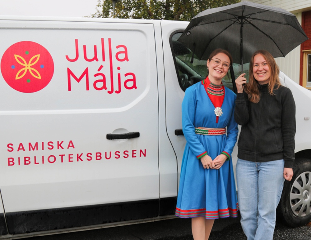 Najda och Marica framför bokbussen Jujja Majja.