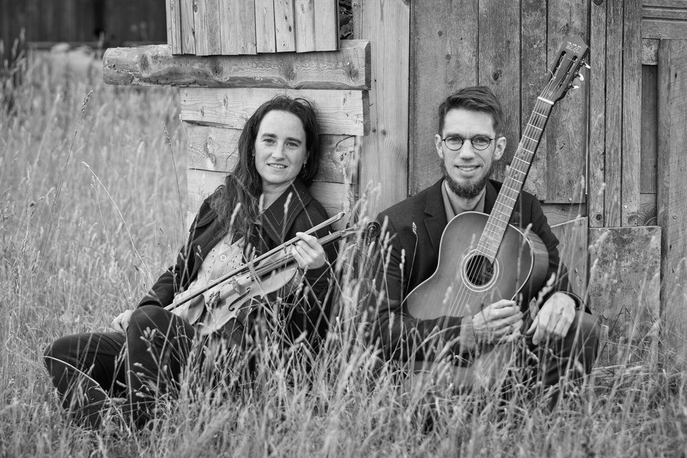 Emma Reid med fiol och Erik Ronström med gitarr