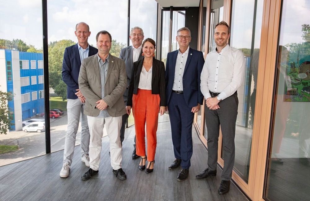 From left: Dr. Dirk Waider, GELSENWASSER AG, Christian Kabbe,  EasyMining, Martin Braunersreuther, Phosphorgewinnung Schkopau, Dr. Agnes Janda, GELSENWASSER AG, Leo Homann, MSE, and Tim Bunthoff, GELSENWASSER AG.