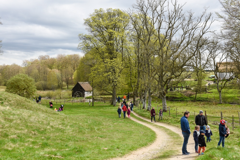 Året runt kan man promenera i det vackra kulturlandskapet. Man kan också följa Östarpsspåret, ett natur- och kulturspår på 1,8 kilometer, som berättar om kulturlandskapet och Östarps historia. Foto: Viveca Ohlsson, Kulturen