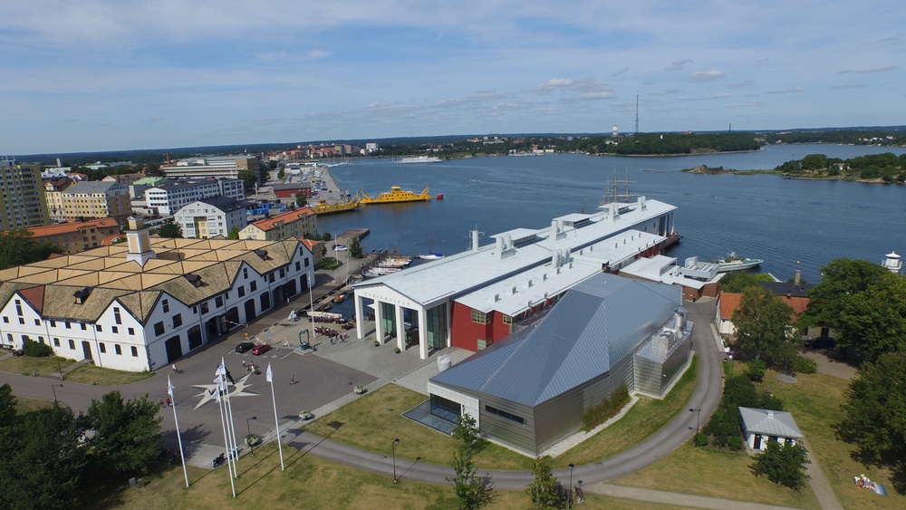 Flygfoto över Stumholmen med Marinmuseum, Ubåtshall samt Slup-och barkass skjulet. 
