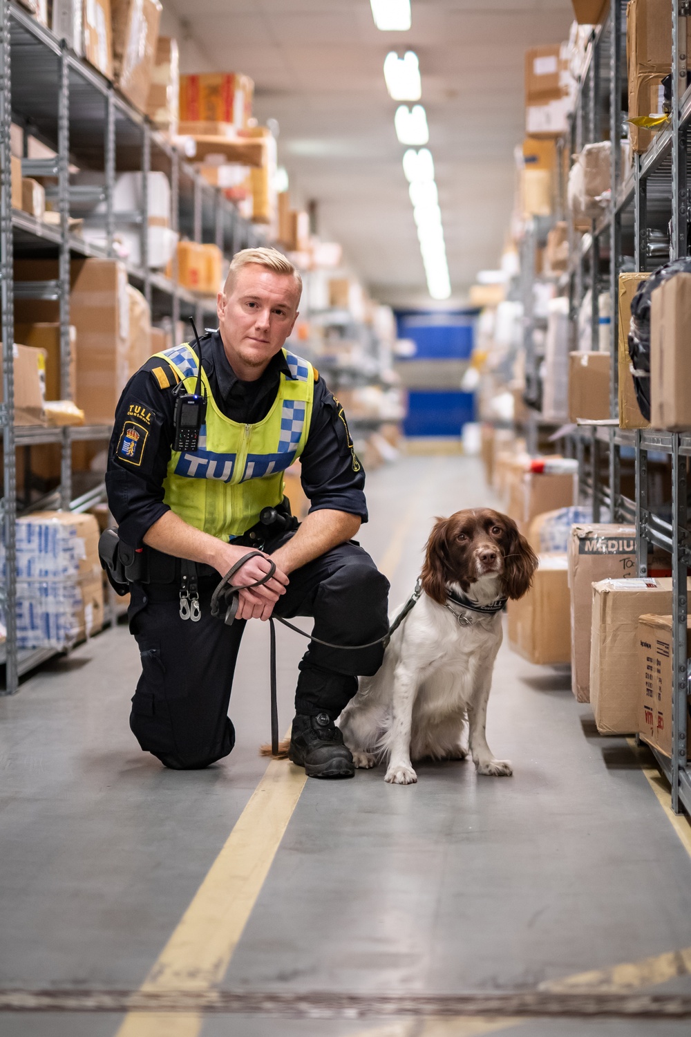 Årets narkotikasökhund 2021 Moss tillsammans med sin förare Christoffer Carlsson. Foto: Lina Kronholm