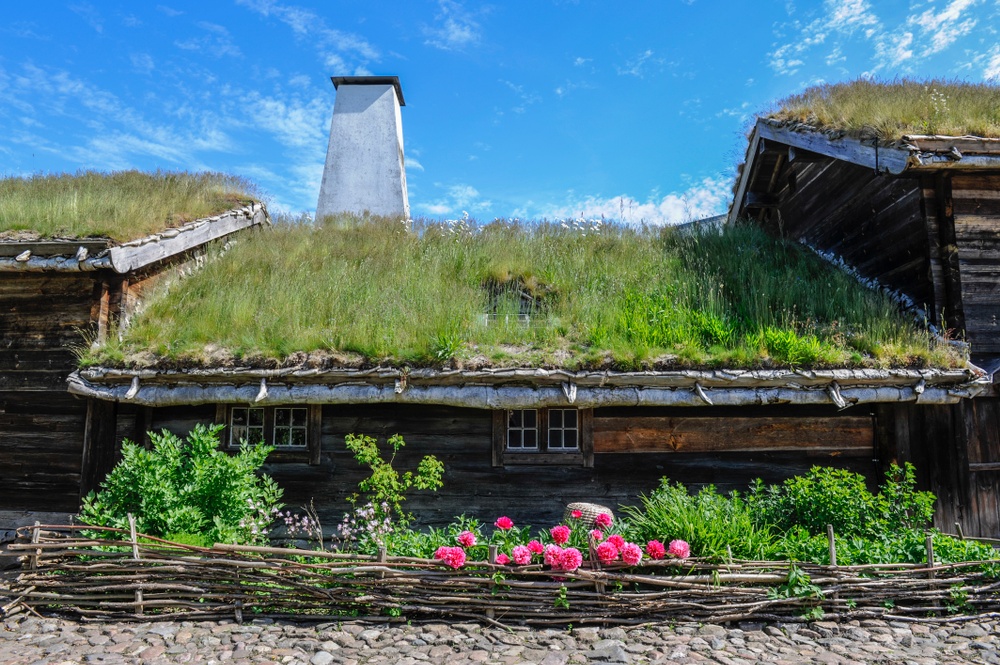 Denna bondgård från Nybygden i Jämshög, Blekinge, byggdes vid 1700-talets mitt. I huset skildras med utgångspunkt från arkivmaterial hur bonden Carl Olsson levde där med sin familj 1815-1835.