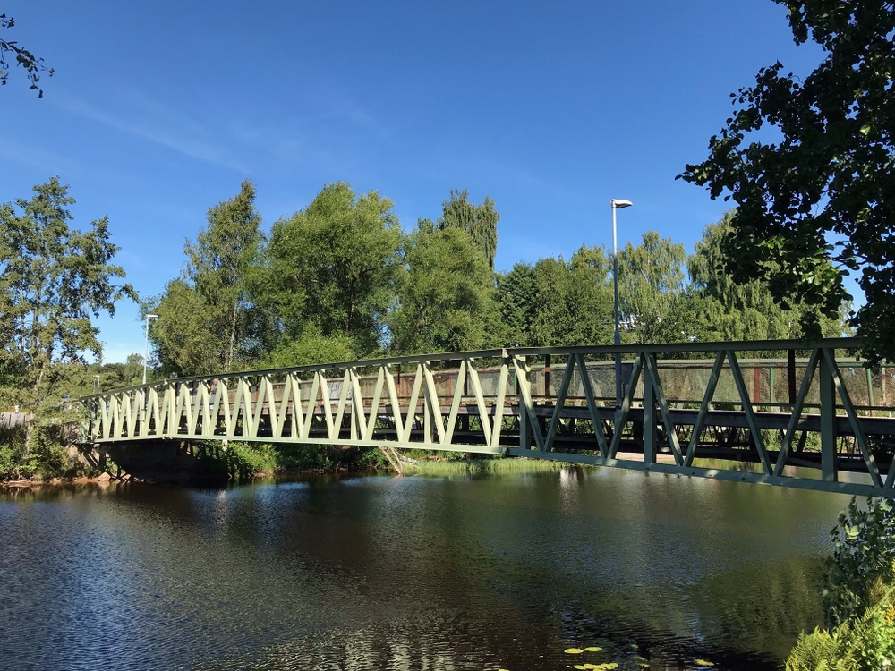 Vy över bro mellan Loppholmarna och Lindesberg Arena. 