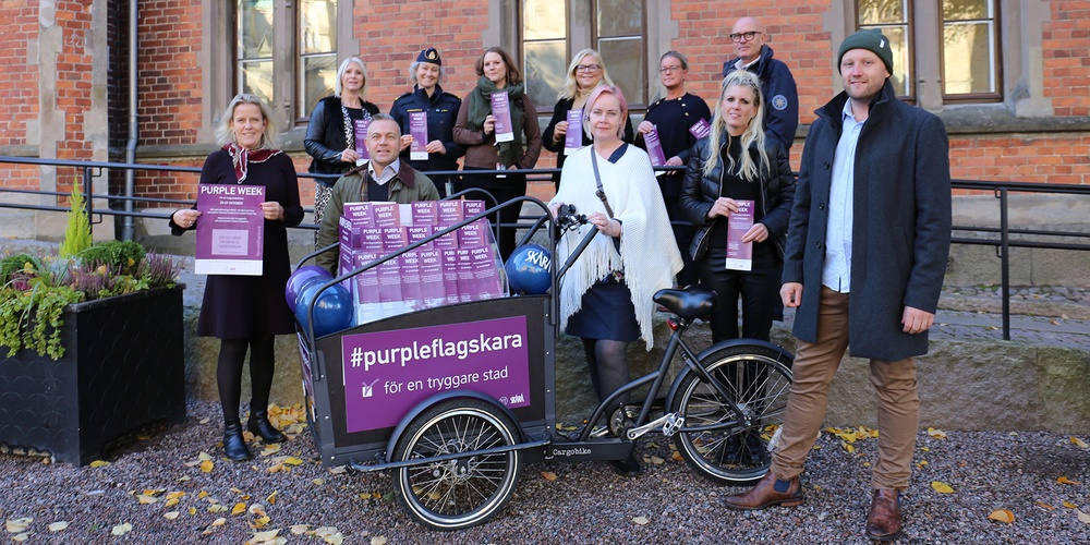 Arbetsgruppen för Purple Flag samlad kring en cykel som komemr att användas under Purple Week.