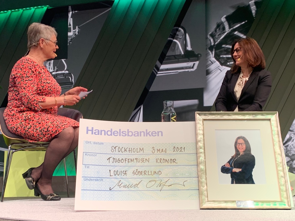 Louise Söderlund mottog priset från Maud Olofsson, ordförande Visita. Foto: Visita