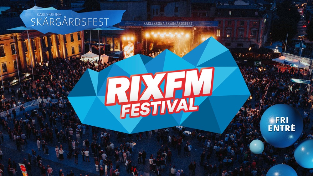Publikhav framför stora scenen under Karlskrona Skärgårdsfest med RIX FM Festivals logo.