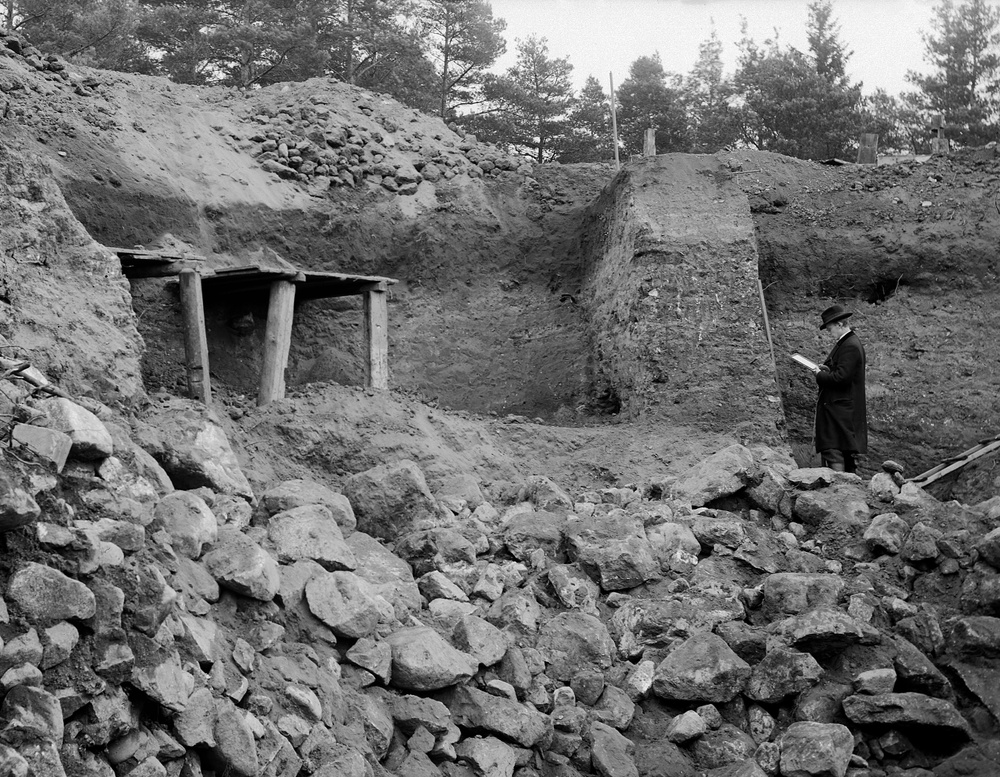 Den stora Hågahögen under utgrävning 1902 till 1903 
Foto: Oscar Almgren