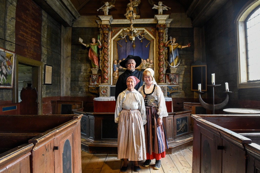 Volontärerna Gunbritt Svensson, Christina Rhodin och Martin Cruce i Bosebo kyrka på Kulturen i Lund. Foto: Viveca Ohlsson, Kulturen