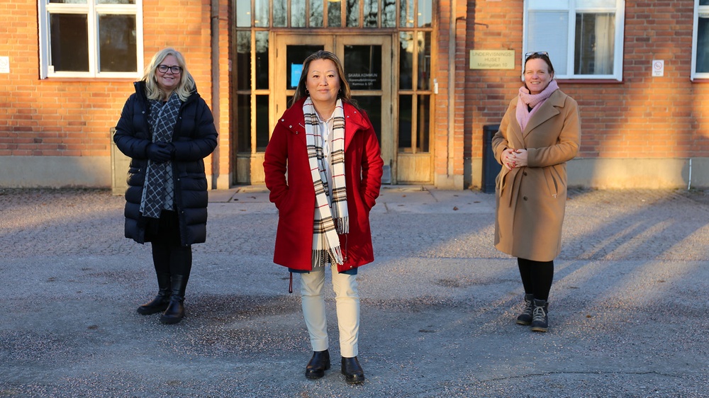 Från vänster: näringslivsstrateg Helena Nyman Friberg, rektor på Lärcentrum Sara Barndik samt ordförande i Barn- och utbildningsnämnden Lotta Grönlund Plöen
