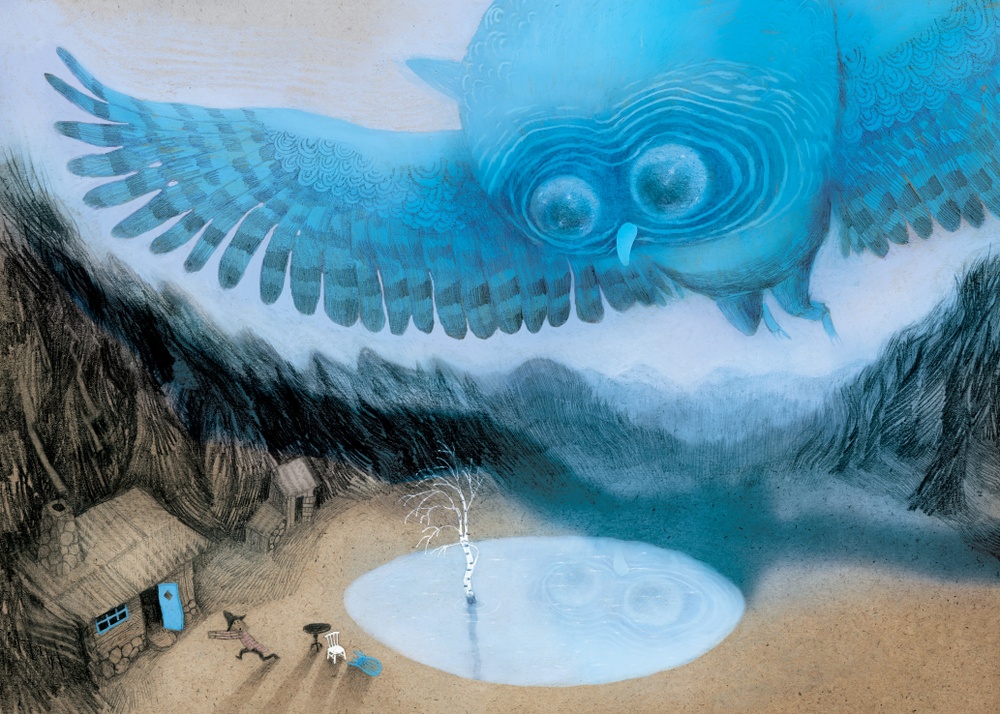 Bild av Lotta Geffenblad ur boken "Blå ugglan" (2023). Uppslag. Stor blå uggla kommer flygande och skrämmer liten människa. 