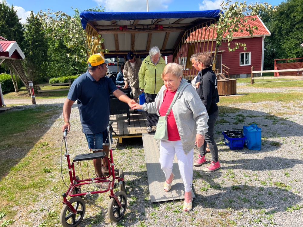 Pensionärer på balvagnstur. 