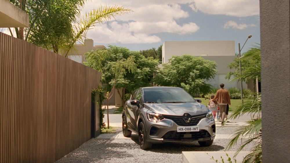 1-2022 - Ad Campaign - Renault Captur E-tech, even if it&#039;s a hybrid, it&#039;s good not to use your car all the time.png