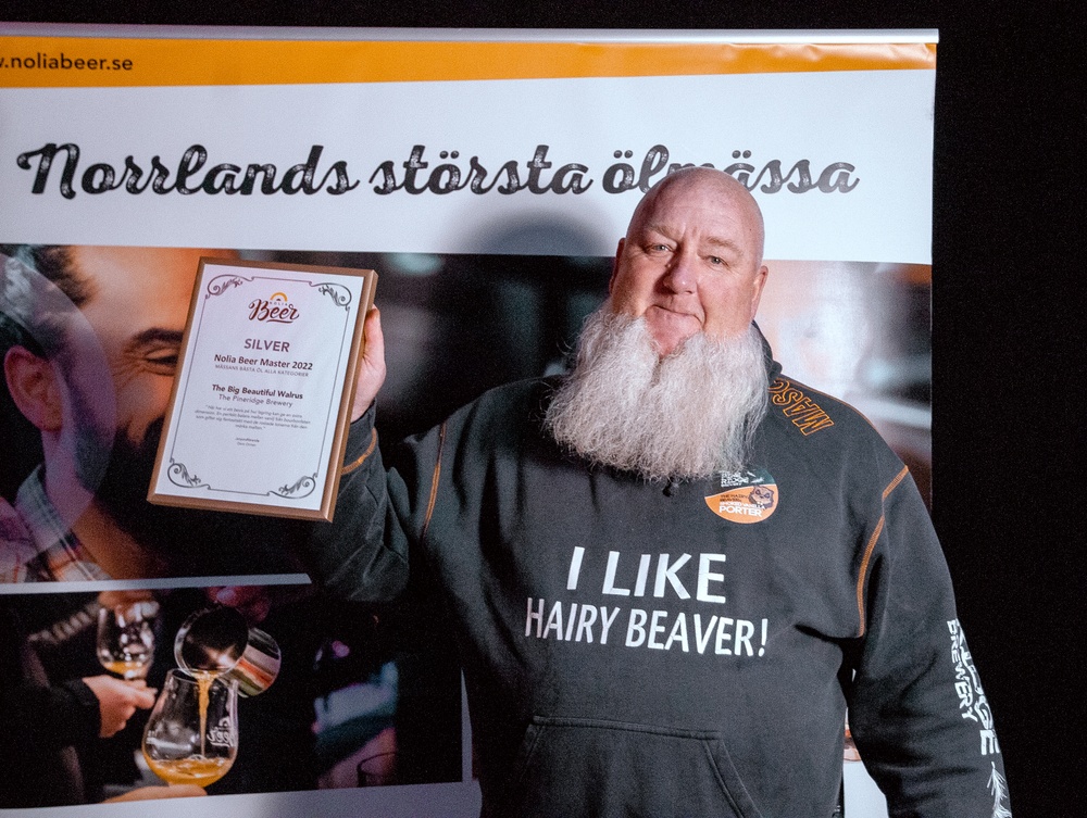 Mikael Karlsson på Pine Ridge Brewery tog emot silverdiplomet i Nolia Beer Master 2022 för The Big Beautiful Walrus.