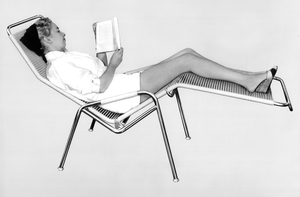 Woman on the Altorfer Lounger, the so-called Spaghetti Chair, 1949 © Embru-Werke AG 
