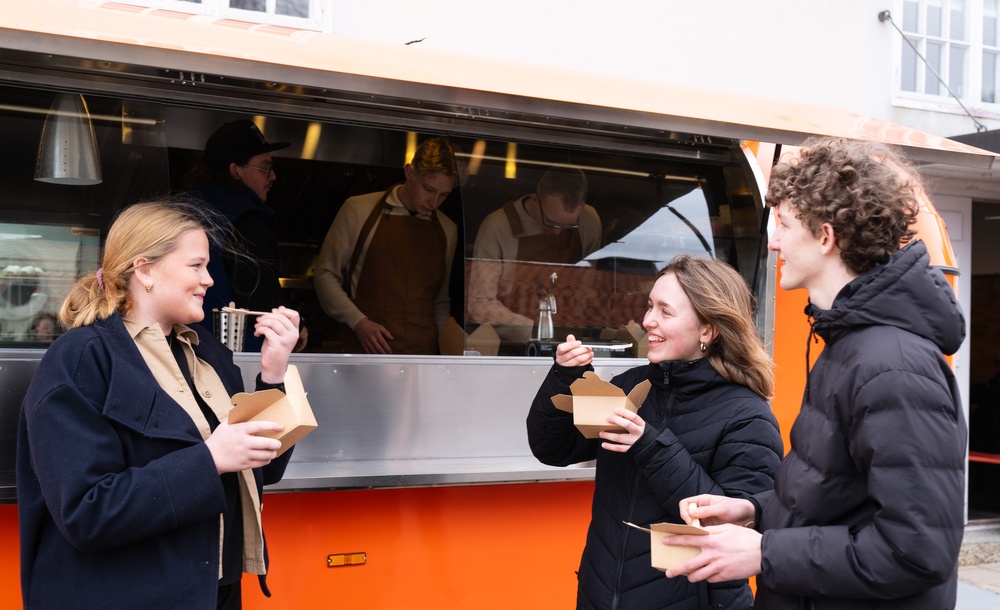 Påsk på Grimeton - premiär för Matbyssjan som serverar nyfriterade churros med kopplingar till historiska radiostationer som Grimeton varit i kontakt med.