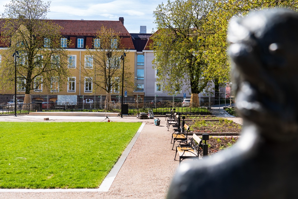 Del av Museieparken med statyn Våren i förgrunden.